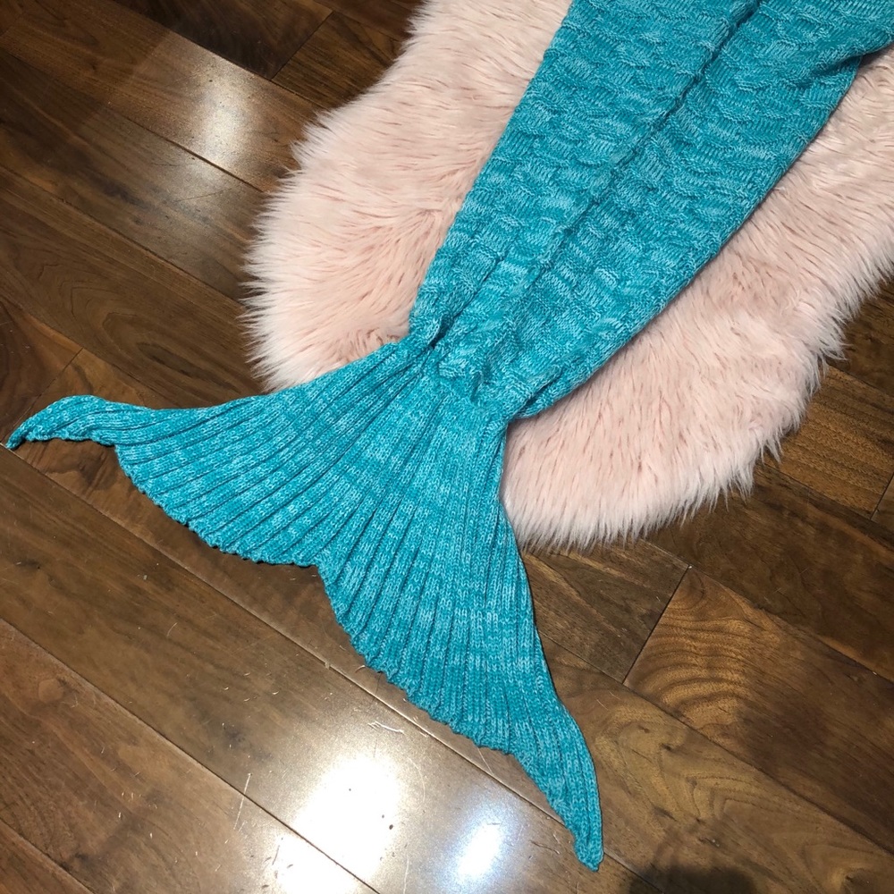 Blue Mermaid Tail Blanket – Cozy & Fun! - Picture 2 of 5